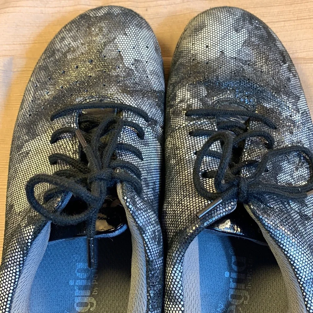 Alegria leather lace up shoes in EUC w/silver colr